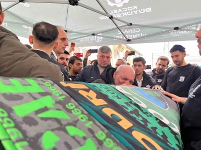 Trib&uuml;nden d&uuml;şerek &ouml;len taraftarın babasından y&uuml;rek yakan feryat
