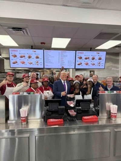 Trump, bir restoranı ziyaret ederek başkanlık u&ccedil;ağına g&ouml;t&uuml;rmek i&ccedil;in hamburger sipariş etti
