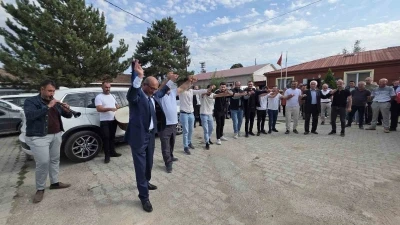 TÜDKİYEB genel başkanı seçildi: Ayağının tozuyla geldiği memleketi Tokat’ta zaferini halayla kutladı
