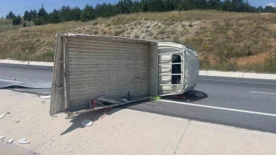 Tuğla y&uuml;kl&uuml; kamyonet devrildi: 4 yaralı

