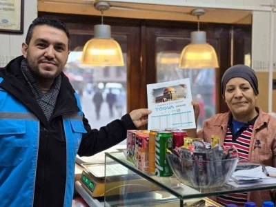 T&Uuml;GVA Eskişehir&rsquo;den esnafa imsakiye dağıtımı

