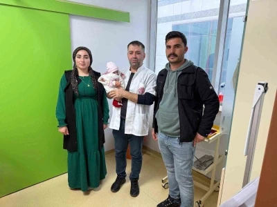 T&uuml;m bağırsakları ve midesi karın dışında doğdu, Diyarbakır&rsquo;da sağlığına kavuştu
