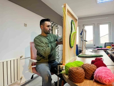 T&uuml;m birikimi ile a&ccedil;tığı halı dokuma at&ouml;lyesinde hayallerini kumaşa d&ouml;k&uuml;yor
