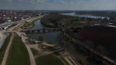 Tunca Nehri kıyısında toprak kayması: 50 metrelik alanda &ccedil;atlaklar oluştu
