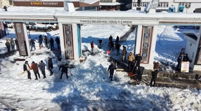 Tunceli Belediyesi karla m&uuml;cadele &ccedil;alışmalarını s&uuml;rd&uuml;r&uuml;yor
