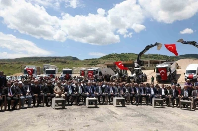 Tunceli&rsquo;de 120 kilometrelik sıcak asfalt hedefi i&ccedil;in ilk adım atıldı
