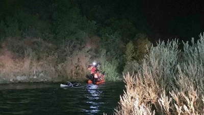 Tunceli&rsquo;de ara&ccedil; Munzur Nehri&rsquo;ne yuvarlandı: 2 yaralı
