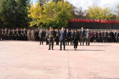 Tunceli’de Cumhuriyet Bayramı kutlamaları çelenk sunma töreni ile başladı
