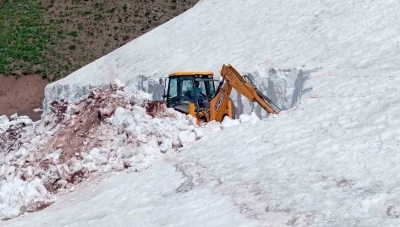 Tunceli&rsquo;de haziran ortasında karla m&uuml;cadele s&uuml;r&uuml;yor
