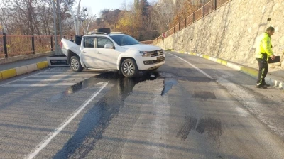 Tunceli’de kamyonet, 7 metre yükseklikten düştü: 4 yaralı
