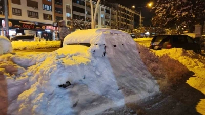 Tunceli&rsquo;de kar esareti: Ara&ccedil;lar kar yığınları arasında kayboldu
