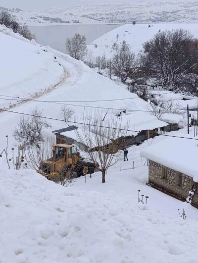 Tunceli&rsquo;de karla m&uuml;cadele &ccedil;alışmalarını aralıksız s&uuml;rd&uuml;r&uuml;yor
