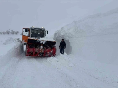 Tunceli&rsquo;de y&uuml;zlerce k&ouml;y yolu ulaşıma a&ccedil;ıldı
