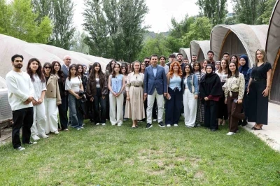 Tunceli Valisi Ayg&ouml;l, &uuml;niversite &ouml;ğrencileriyle bir araya gelerek bayramlaştı
