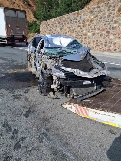T&uuml;nel &ccedil;ıkışında kamyona &ccedil;arpan otomobil takla attı: 1 yaralı
