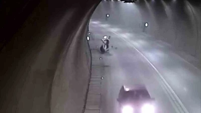 T&uuml;nelde motosikletle takla attı, bir dakika sonra yoluna devam etti
