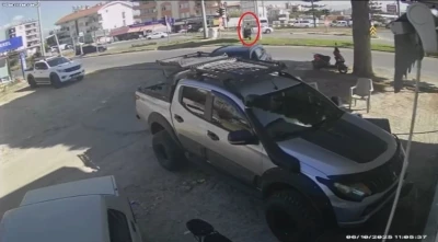 Tur minibüsü levhaya çarptı, temizlik işçisi saniyelerle ölümden döndü
