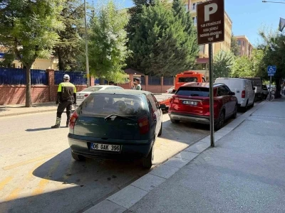 Tur otob&uuml;slerine ayrılan alana park eden ara&ccedil;lar ceza kesildi
