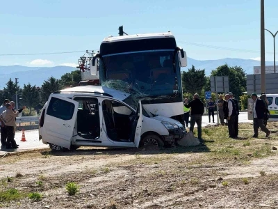 Tur otob&uuml;s&uuml; ile hafif ticari ara&ccedil; &ccedil;arpıştı: Gen&ccedil; s&uuml;r&uuml;c&uuml; hayatını kaybetti
