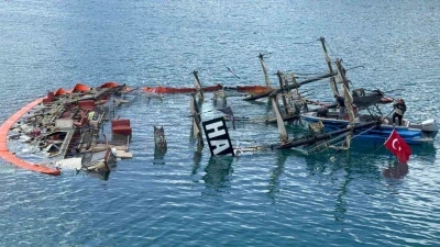 Tur teknesi sulara g&ouml;m&uuml;ld&uuml;, bir kişi hayatını kaybetti
