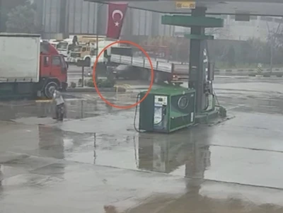 Turgutlu&rsquo;da otomobil tırın altına ok gibi saplandı. O anlar kamerada
