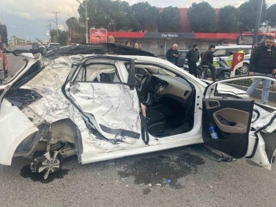 Turgutlu&rsquo;da yolcu otob&uuml;s&uuml; ile otomobil &ccedil;arpıştı: 3 yaralı
