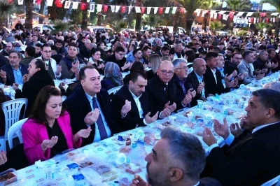 Turgutlu&rsquo;da y&uuml;zlerce kişi iftar sofrasında buluştu
