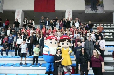 Turgutlu&rsquo;nun perilerinden Play-Off&rsquo;a muhteşem başlangı&ccedil;
