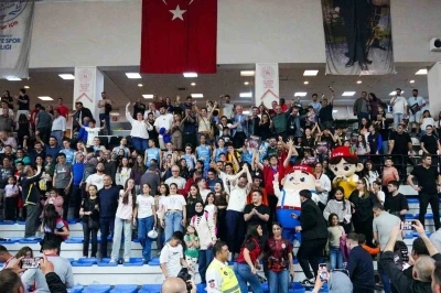 Turgutlu&rsquo;nun sultanları şampiyonluğa bir adım daha yaklaştı
