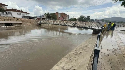Turhal&rsquo;da taşkın riski nedeniyle k&ouml;pr&uuml;lerde yıkım ve s&ouml;k&uuml;m &ccedil;alışması başladı
