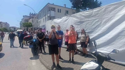 Turistler pazar alışverişini bırakıp yangın g&ouml;r&uuml;nt&uuml;leme yarışına girdi
