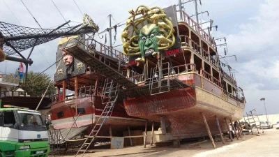Turizm sezonu &ouml;ncesi gezi tekneleri bakıma alındı
