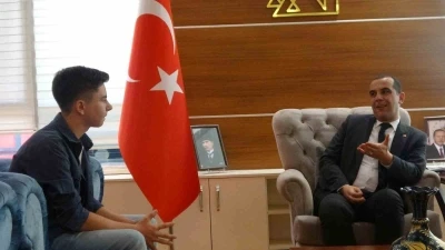 Türk bayrağı hassasiyetiyle yürekleri ısıtan çocuk: &quot;Her gördüğüm bayrağı düzeltiyordum&quot;
