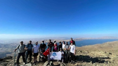 Türk Bayrağı Hazarbaba Dağı zirvesinde dalgalandı
