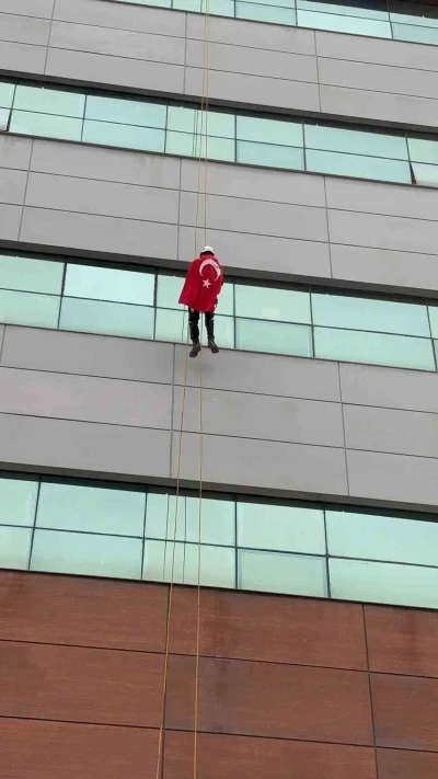 T&uuml;rk bayrağına saldırıya Aydın&rsquo;dan tepki: 30 metreye tırmanıp zirveye astı
