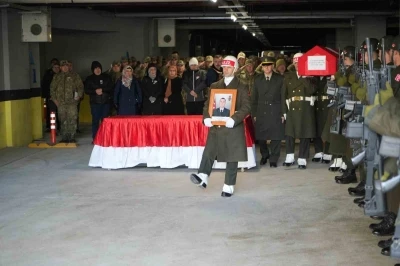 T&uuml;rk bayrağına sarılı naaşıyla memleketine uğurlandı
