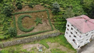 Türk bayrağını çay bitkisiyle ince ince bahçesine işledi
