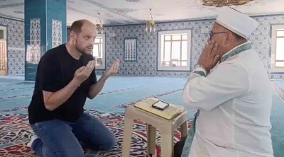 T&uuml;rk bayraklı nişanın ardından Alman damat M&uuml;sl&uuml;man oldu
