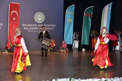 T&uuml;rk D&uuml;nyasının renkleri Balıkesir&rsquo;de sahneye taşındı
