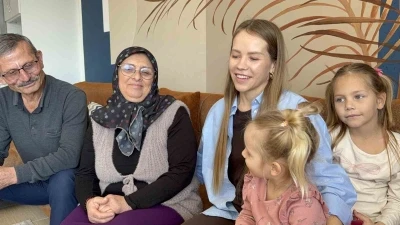 T&uuml;rk eşinin babaannesine abdest aldırıp seccadesini serdi, 11 milyon izlenip g&ouml;n&uuml;llerin gelini oldu
