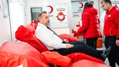 T&uuml;rk Kızılay&rsquo;dan Oktay Kaynarca ile kan bağışı &ccedil;ağrısı
