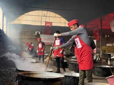 T&uuml;rk Kızılay, Gazze&rsquo;de kışlık destek ve sıcak yemek yardımlarını s&uuml;rd&uuml;r&uuml;yor
