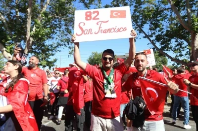 T&uuml;rk taraftarlar, San Francisco&rsquo;da heyecanla ma&ccedil; saatini bekliyor
