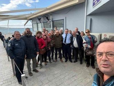 T&uuml;rk turistlerden Yunanlı komisere &ccedil;i&ccedil;ekli teşekk&uuml;r
