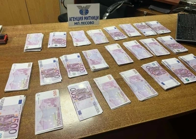 T&uuml;rk vatandaşı ceplerine sakladığı 150 bin euroyla yakalandı
