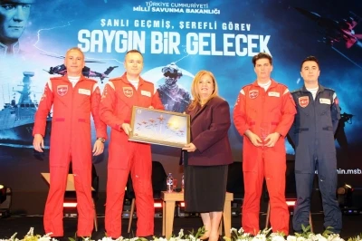 T&uuml;rk Yıldızları, BAKİF26&rsquo;da &ouml;ğrencilerle buluştu
