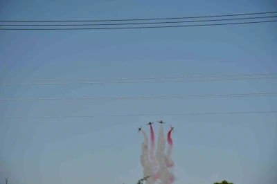 Türk Yıldızları’nın Akşehir’deki gösterisi nefesler tutularak izlendi

