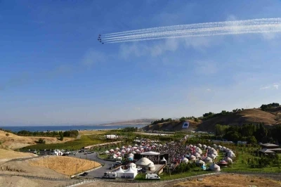 Türk Yıldızları’nın gösterisi nefes kesti
