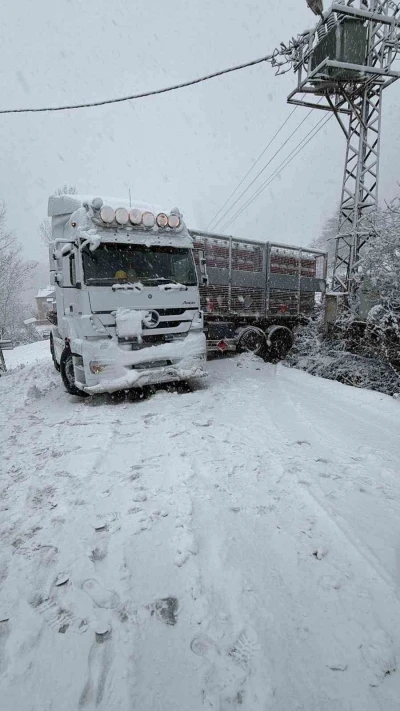 T&uuml;rkeli&rsquo;de doğalgaz tırı karda kaydı, yol ulaşıma kapandı
