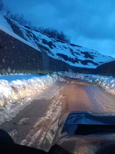 T&uuml;rkeli&rsquo;de heyelan: K&ouml;y grup yolu ulaşıma kapandı
